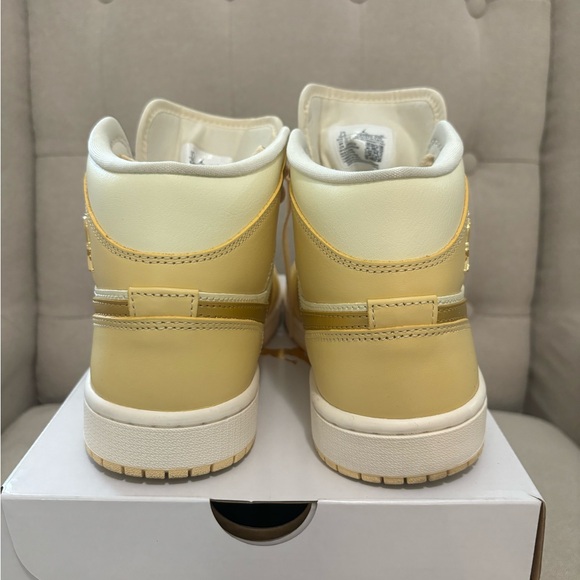 Women’s Air Jordan 1 Mid SE | Size 7.5 | NEW w/Box!! - Picture 7 of 9